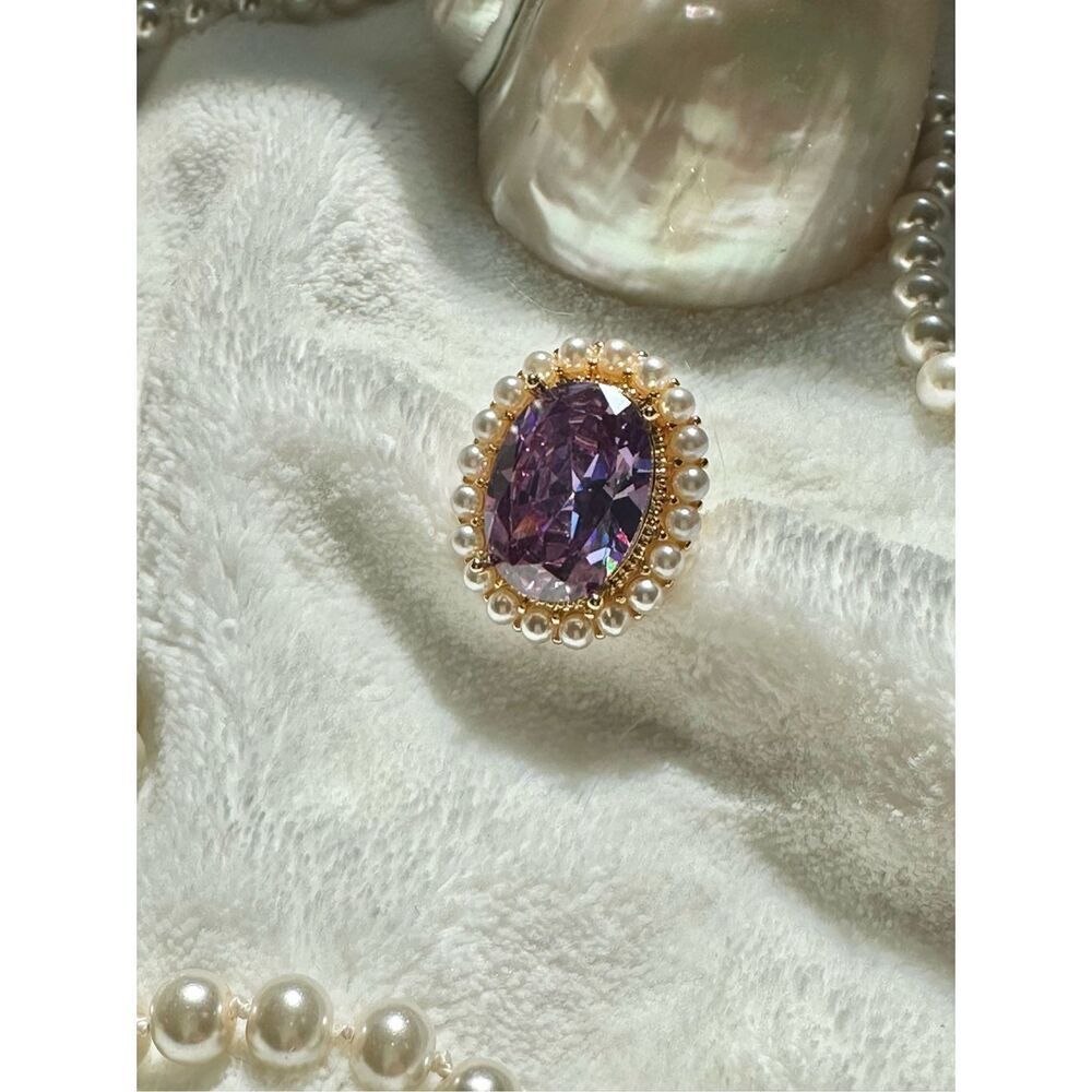 Gorgeous lavender oval cut cubic zirconia adjustable cocktail ring with faux pea - Picture 9 of 14